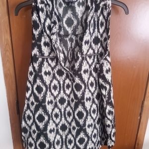 Sleeveless top. Great condition. Black and white